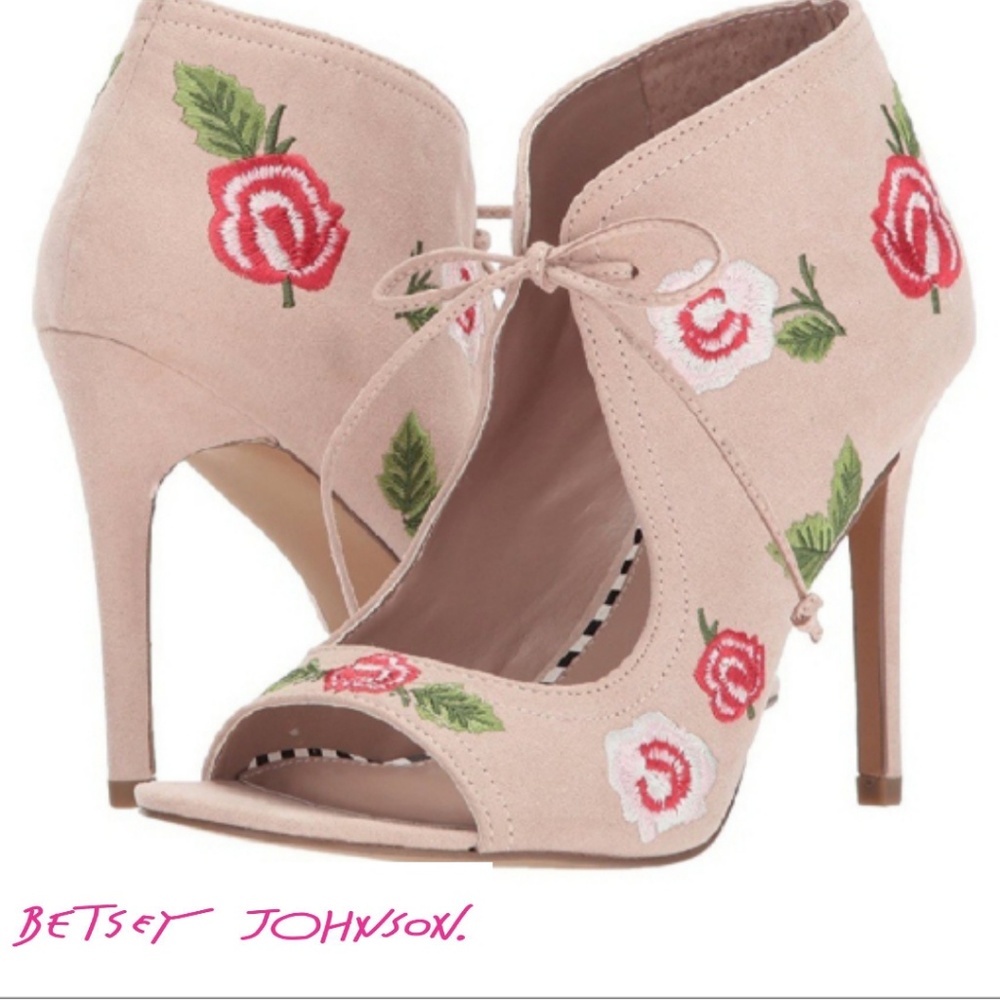 50% OFF CLOSE-OUT! Betsy Johnson Caroline Pump
